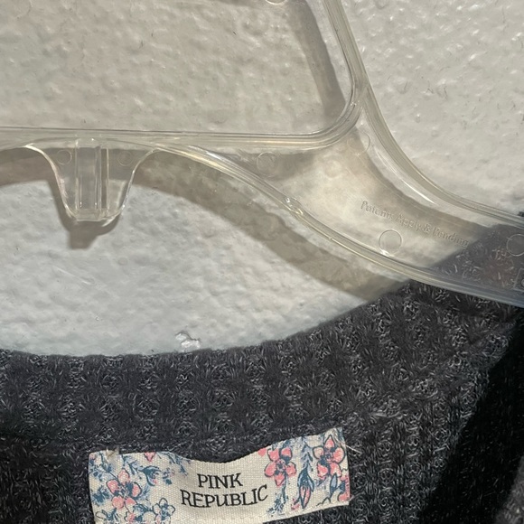 PINK REPUBLIC Knot Front Top Waffle Knit
Gray Dolman Sleeve blouse Size -various - Picture 4 of 9